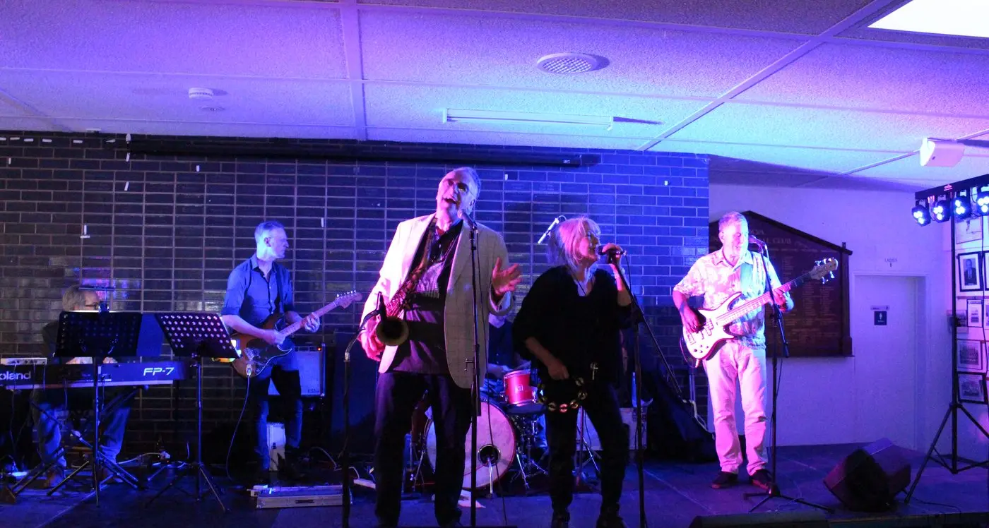 \"Wilde\" night of rock 'n' roll \"staples\"