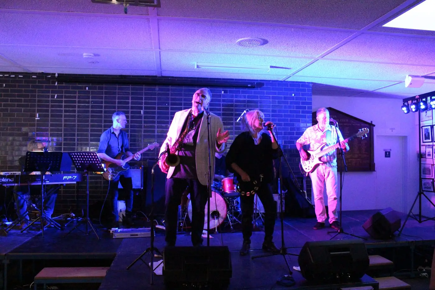 WILDE NIGHT OF STAPLES: Wilbur Wilde, Wendy Stapleton and their crew put on a great performance in Euroa on Saturday night.