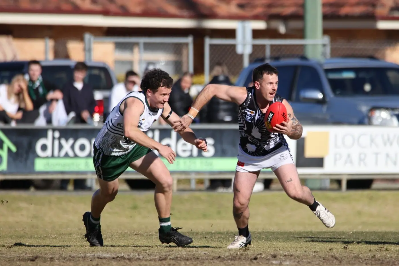 CLOSE QUARTERS: Jayden Gleeson works in tight space to find a teammate. PHOTOS: Matthew Mills