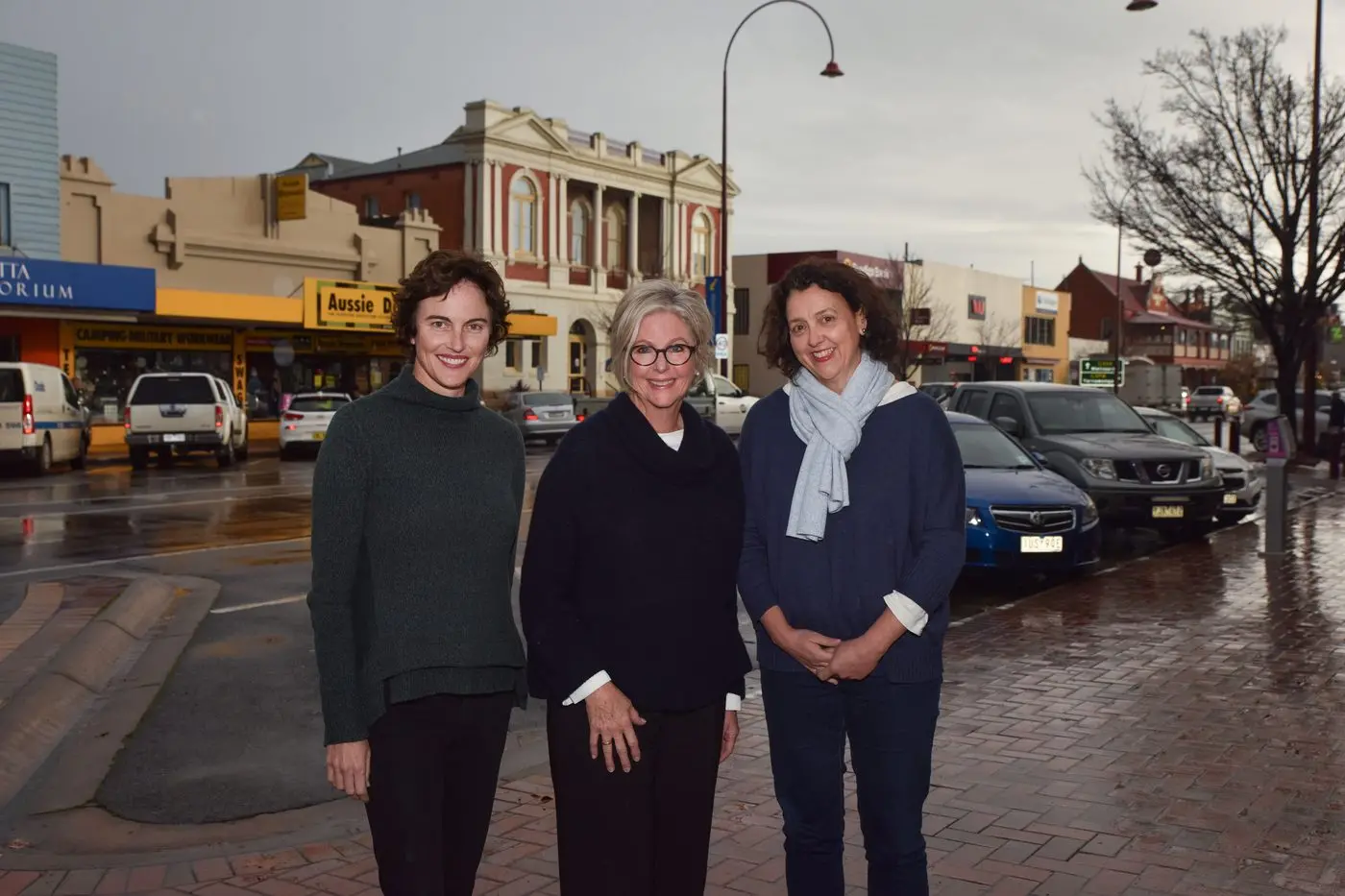 INDEPENDENT SMILES: Curtin MP Kate Chaney and Kooyong MP Dr Monique Ryan met with Dr Helen Haines on a rainy Wednesday in Wangaratta. Id:26478