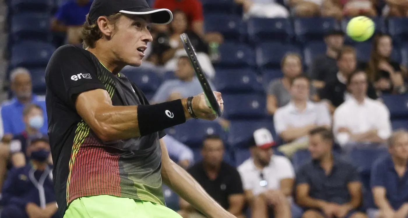 De Minaur stands firm to advance in Vienna