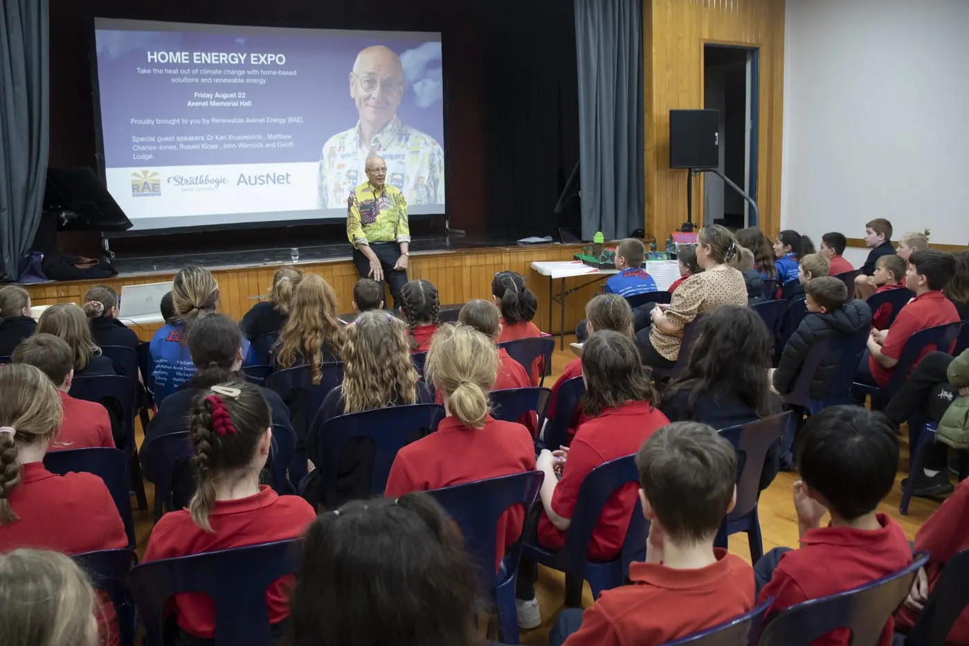 CLASS ACT: Dr Karl Kruszelnicki holds court with students from Avenel Primary School. PHOTOS: Dale Mann