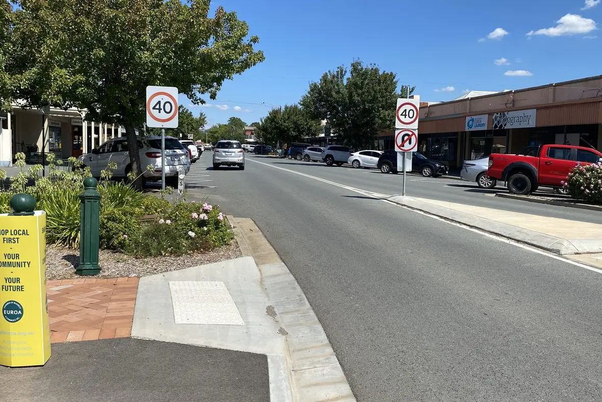 GETTING BINNEY BUSY: Businesses along Euroa\\'s Binney St who are members of the Euroa Chamber of Business and Commerce will hopefully see the benefits from a $30,000 grant from the Strathbogie Shire council. Go Nagambie will also receive the same amount to boost business as well. PHOTO: Philippe Perez