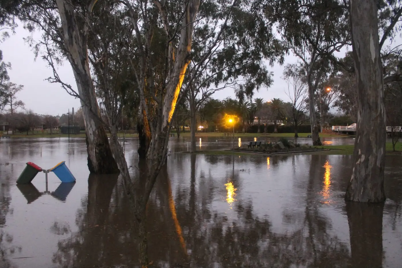SEVENS AT DUSK: Sevens Creek Park, Euroa, at dusk on Thursday. Water continued to rise until peaking at 4.3m later in the evening. PHOTO: Darren Chaitman Id:42389