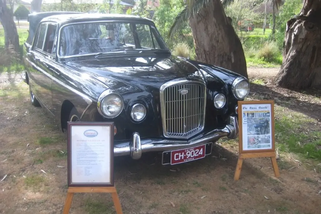 <p>SOMEONE MUST KNOW: The missing picture, right, that needs to come home. PHOTO: Bev Asquith</p>\\n