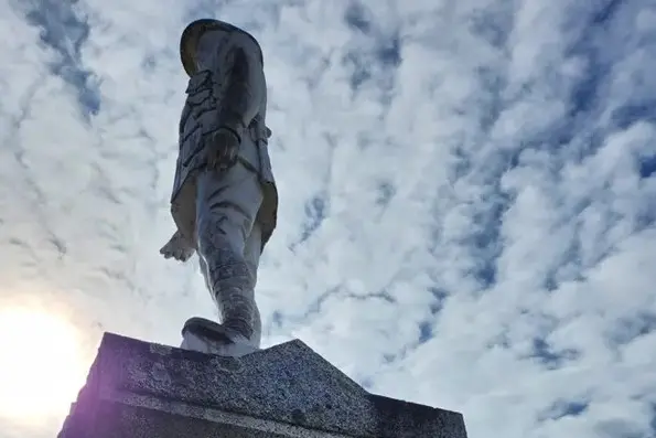 <p>INCOMPLETE: The statue has been without its rifle for over two years. PHOTO: Tracey Thomson</p>\\n