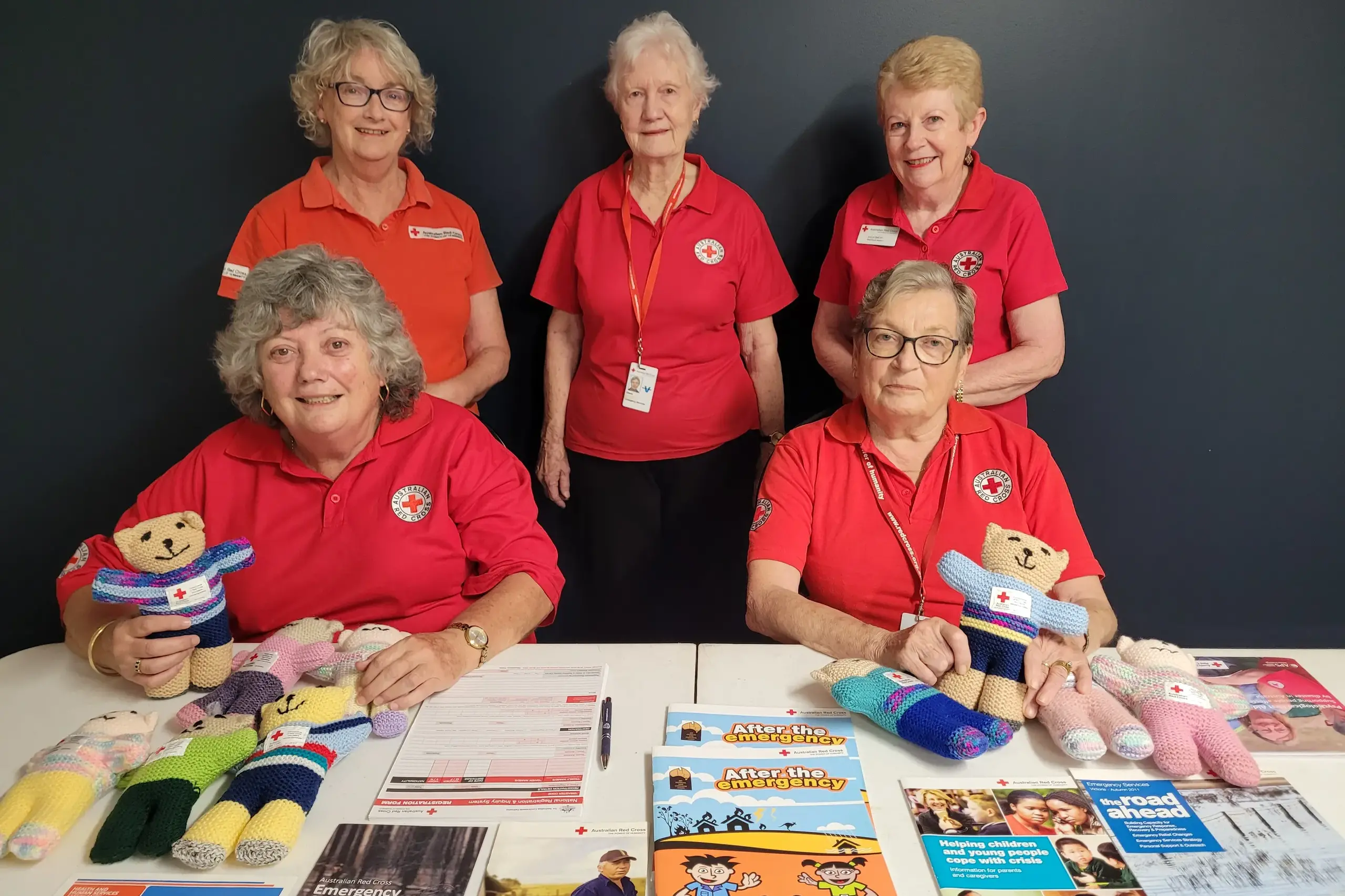 <p>SUPPORTIVE: Some of the Beechworth Red Cross Branch trained members Chris Hamilton (front left), and Linley Sewell with Marlen Costello (back left), Diane Schultz and Julia Smith who helped at evacuation relief centres for people affected by the Walwa bushfires this month. PHOTO: Coral Cooksley </p>\\n
