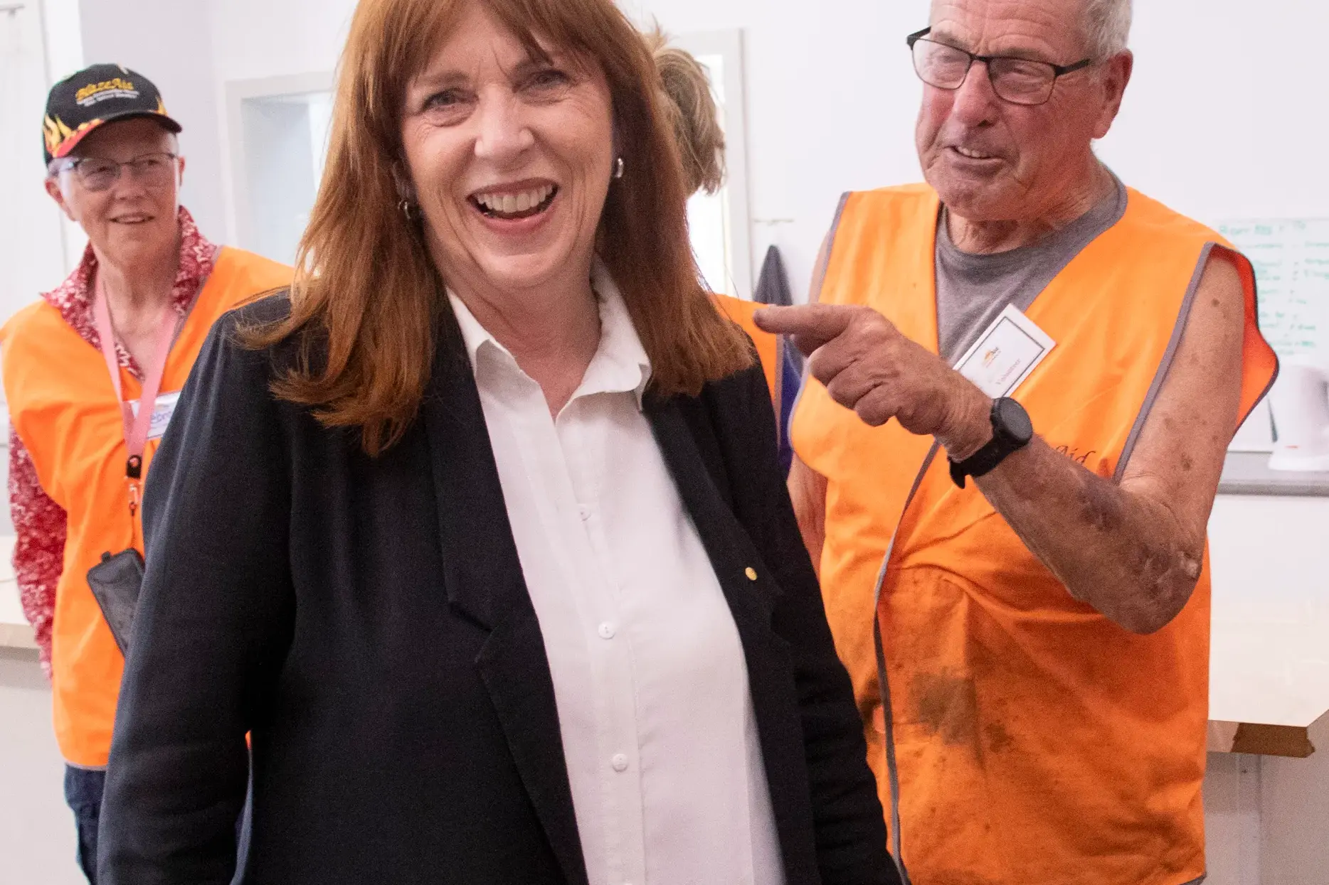 <p>THE POINT IS: BlazeAid volunteer Allen Valerius has a joke with Victoria\\'s Governor during her visit to Euroa on Thursday. PHOTO: Dale Mann</p>\\n