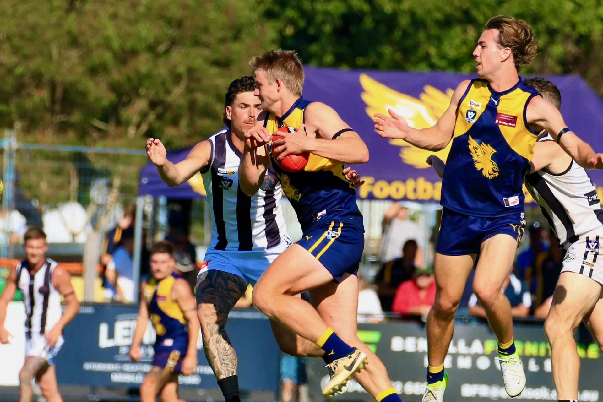 <p>OUT OF THE BLOCKS: Mansfield\\'s strong start had the Magpies on the back foot with new Coach Brad Gleeson looking to the coaches board early in the game.</p>\\n