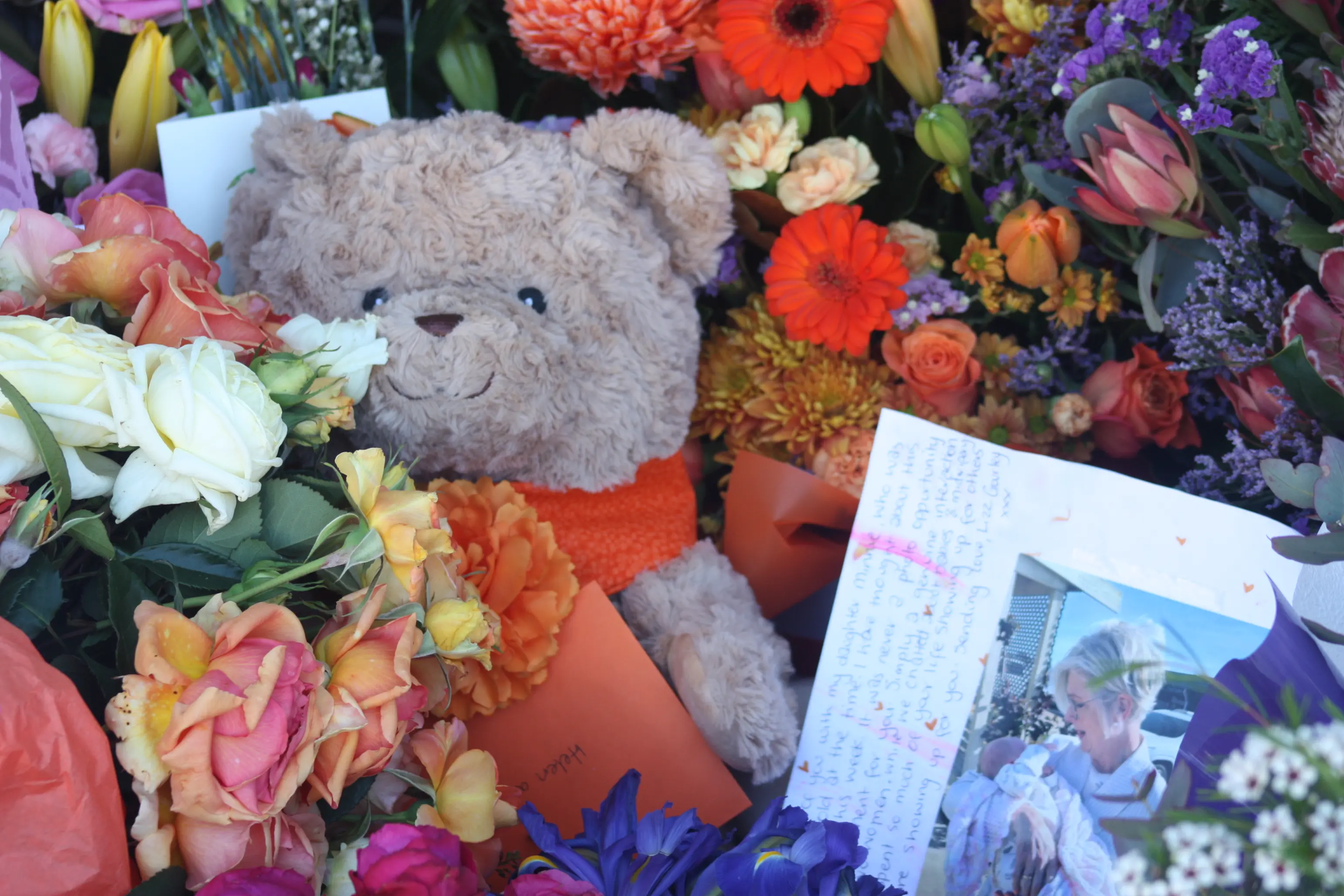 <p>SHOWING UP: Community tributes filled the front of Helen Haines\\' Murphy Street office. PHOTOS: Bailey Zimmermann</p>\\n
